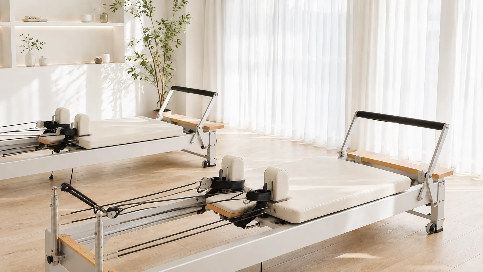 光が差し込むPilates isMのスタジオ